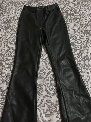 Pantalones negros efecto piel campana