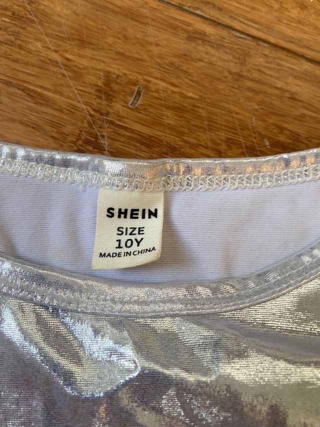 Conjunto de baile plateado.