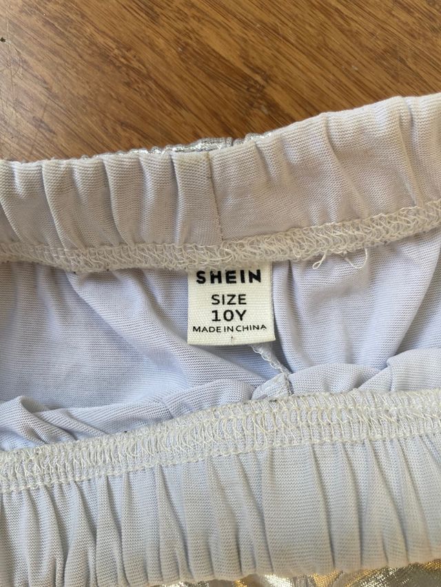 Conjunto de baile plateado.