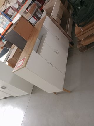 Mueble de cocina blanco y madera