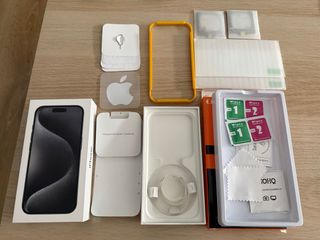 Caja y protectores iPhone 15 Pro
