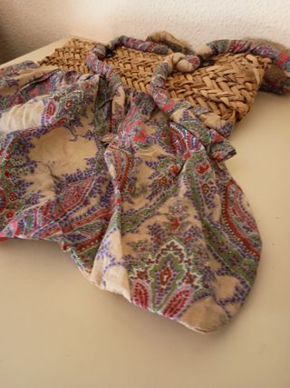 Bolso de mimbre con estampado paisley