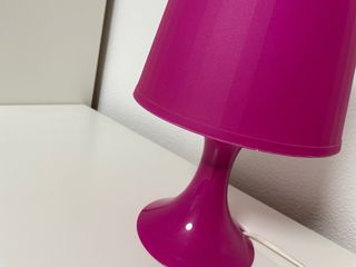 Lámpara de mesa IKEA rosa
