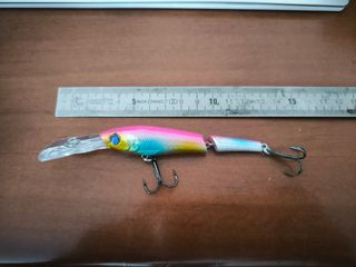 Señuelo de pesca multicolor con anzuelos