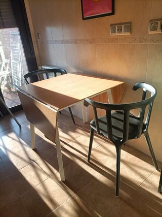 Mesa extensible y 2 sillas