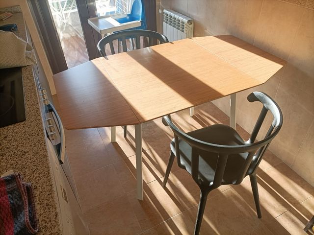 Mesa extensible y 2 sillas