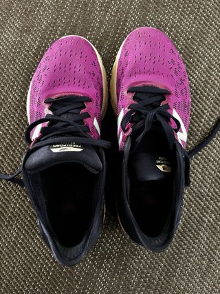 Zapatillas New Balance Moradas y Azules
