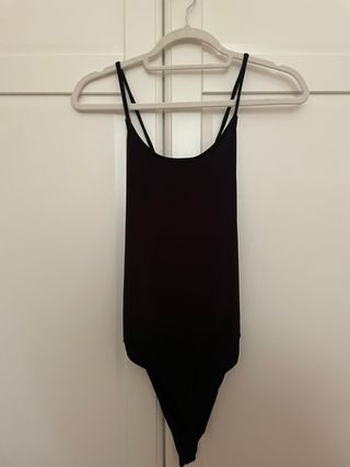 Body negro con espalda descubierta de Bershka