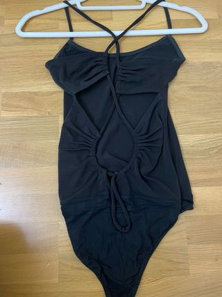 Body negro con espalda descubierta de Bershka
