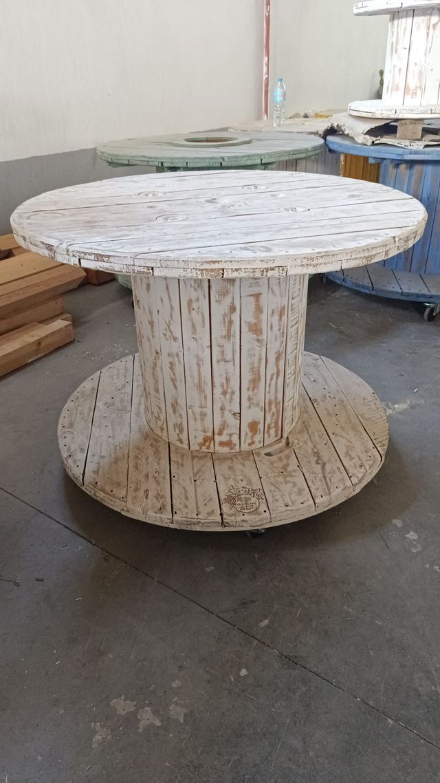 Mesa Carrete Blanca Restaurada con Ruedas