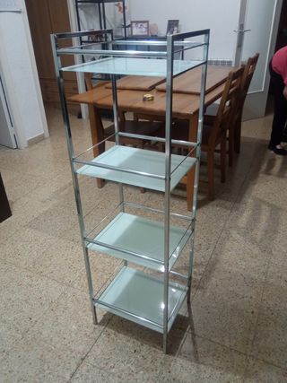 Estantería de metal y vidrio