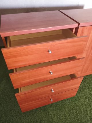 Cajonera y mueble de madera marrón