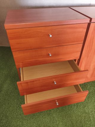 Cajonera y mueble de madera marrón
