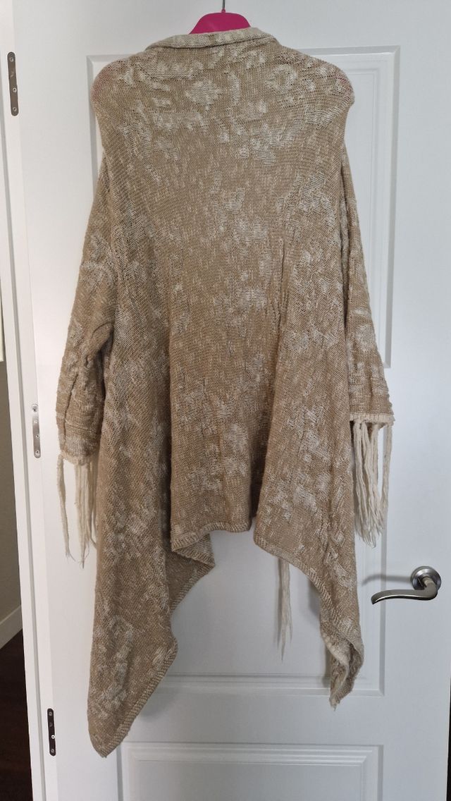 Chaqueta de punto beige y blanco