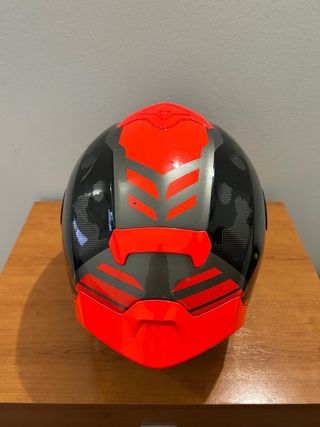 Casco de moto negro y naranja