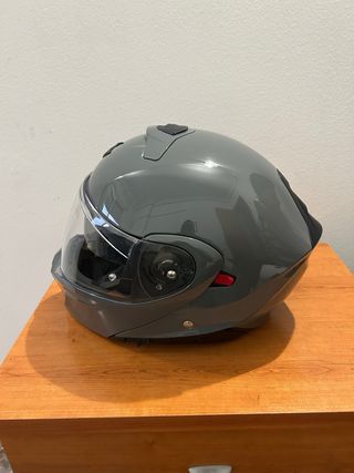Casco de moto negro y naranja