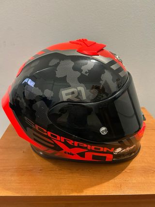 Casco de moto negro y naranja