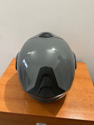 Casco de moto negro y naranja