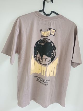 Camiseta Map It Out con globo terráqueo