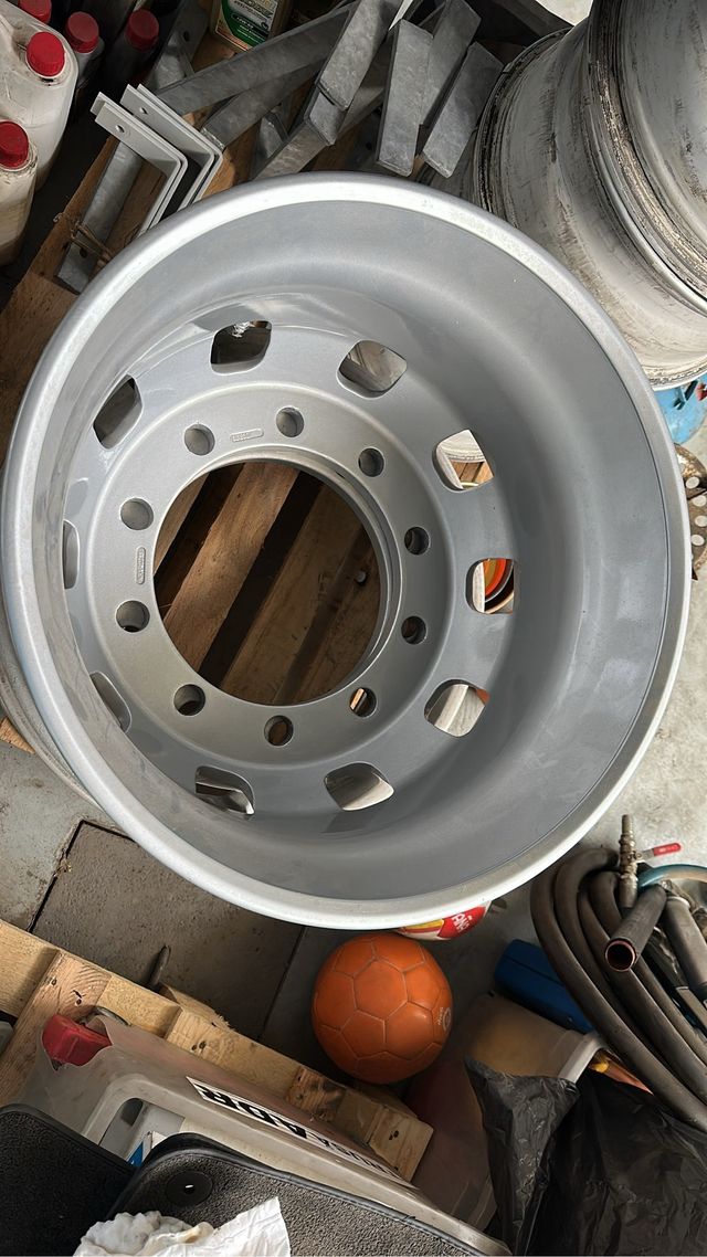 Neumáticos camion 2 michelins y 2 llantas aluminio