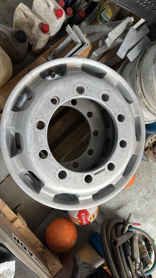 Neumáticos camion 2 michelins y 2 llantas aluminio