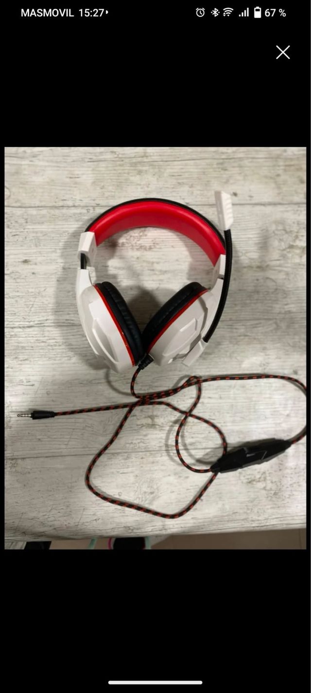 Cascos gaming blancos y rojos con micro