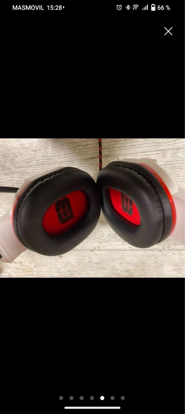 Cascos gaming blancos y rojos con micro