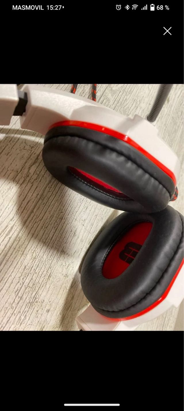 Cascos gaming blancos y rojos con micro