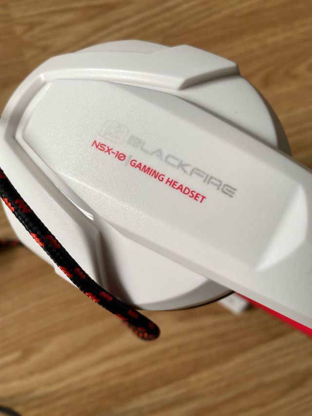 Cascos gaming blancos y rojos con micro