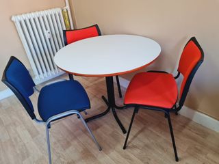 Mesa redonda con 3 sillas