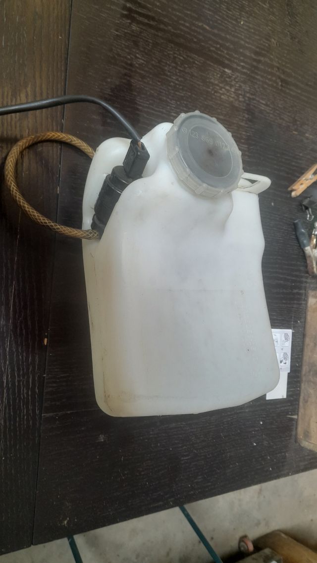 Depósito limpiaparabrisas  porton traseroMercedes