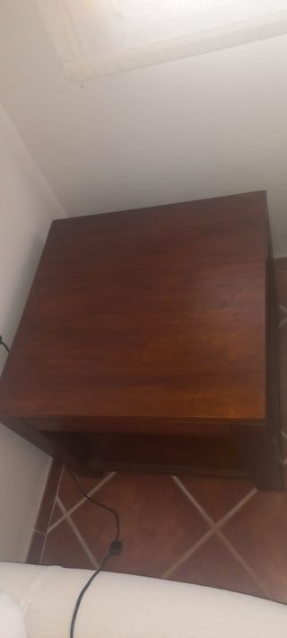 Mesas de madera marrones
