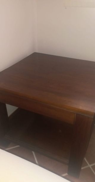 Mesas de madera marrones