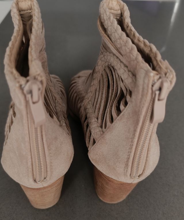 Botines Beige con Tiras y Trenzado