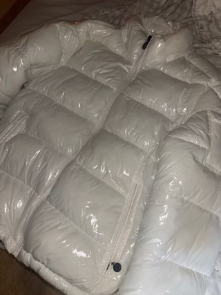 Chaqueta Moncler Blanca Brillante, falsa.