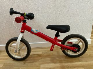 Bicicleta de equilibrio roja (sin pedales)