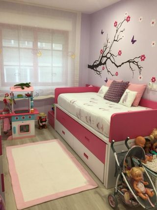 Habitación juvenil fucsia y blanco