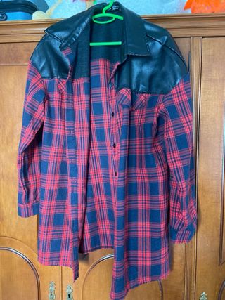 Camisa a cuadros roja y negra con cuero