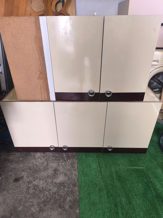 Mueble de cocina blanco y beige