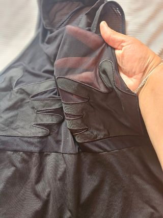 Vestido negro con detalles de malla