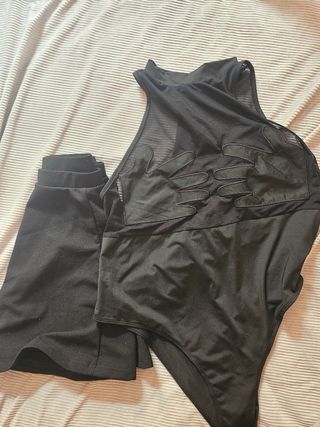 Vestido negro con detalles de malla