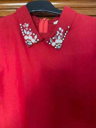 Camisa roja con cuello adornado