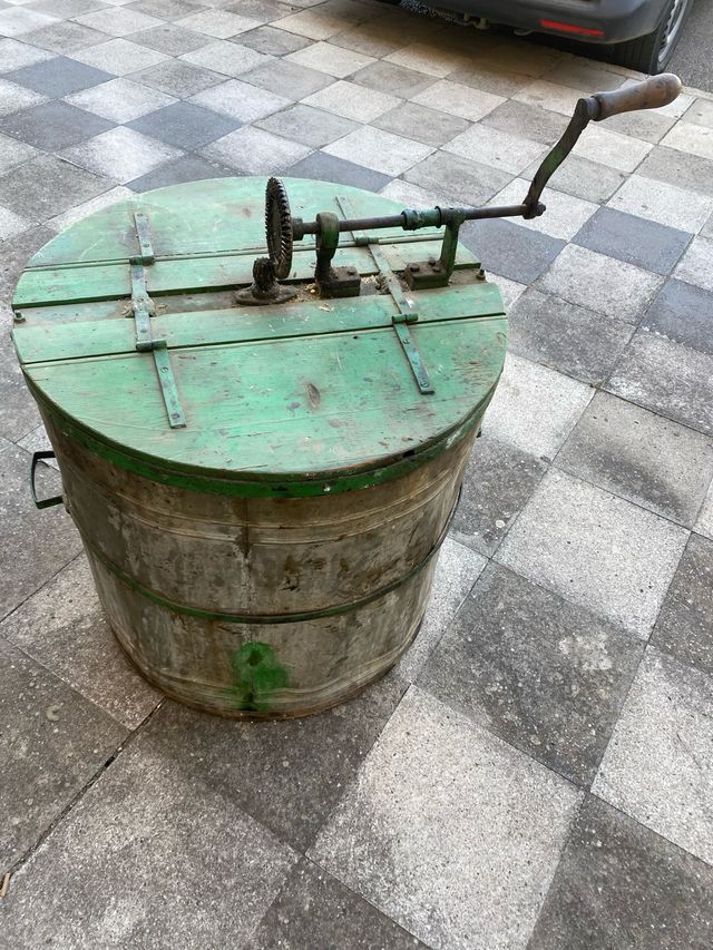 Antiguo extractor de miel con manivela