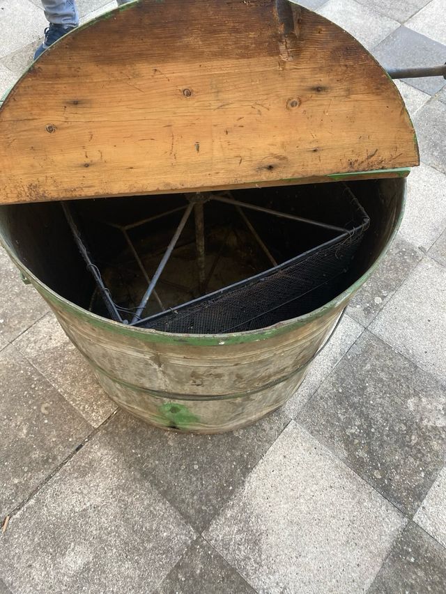Antiguo extractor de miel con manivela