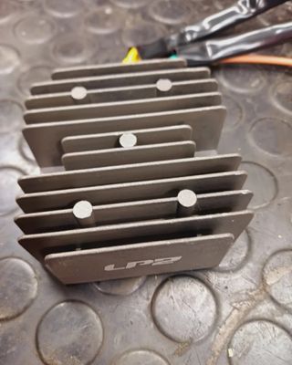 Regulador para BMW F650 y Aprilia Pegaso