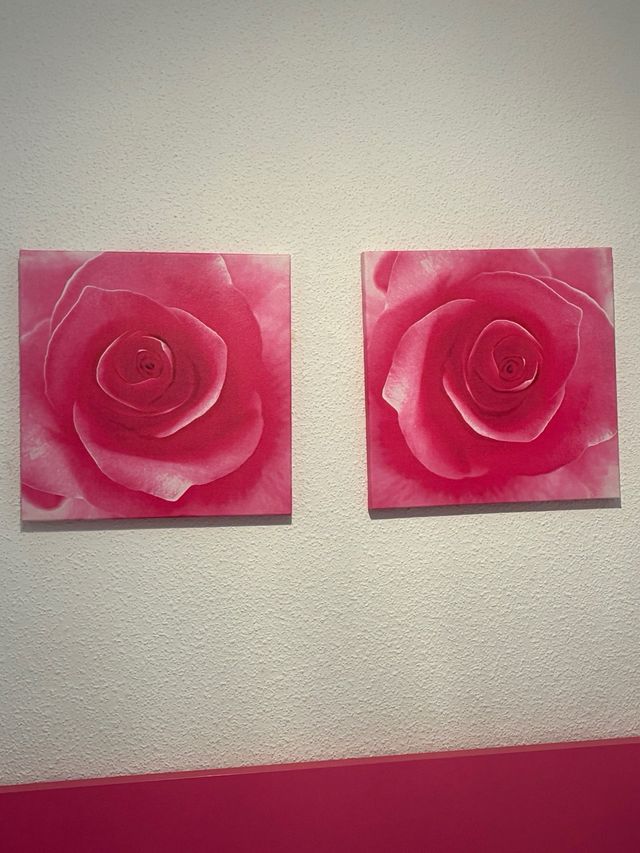 Cama individual con mesita y decoración