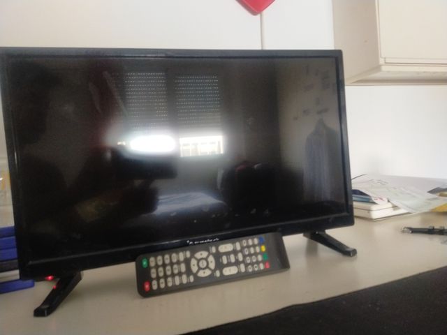 Televisión pequeña negra