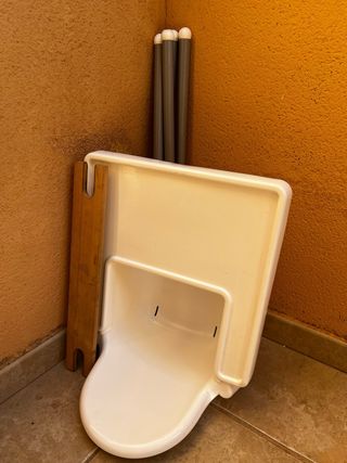 Trona Ikea con bandeja y reposapiés