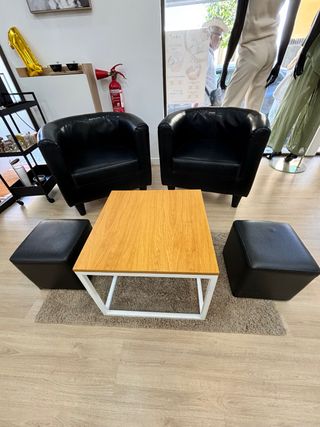 Set di mobili in pelle: 2 poltrone, tavolo, 2 panche