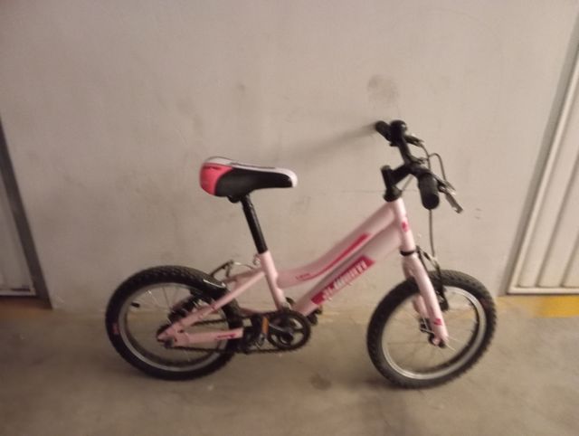 Bicicleta infantil rosa con cesta